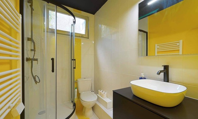 Epinettes Apartment | Studio on 17th Near Montmartre