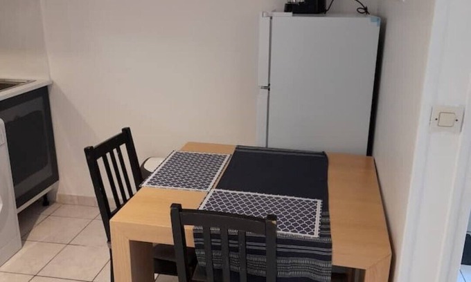 Courlancy Apartment | STUDIO ROUGE 5 minutes from REIMS Cathedral