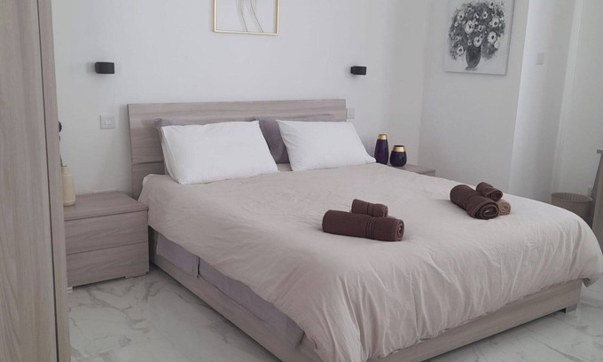 Qawra Apartment | Studio - Sleeps 2 - Balcony - 5 Min Walk To Beach