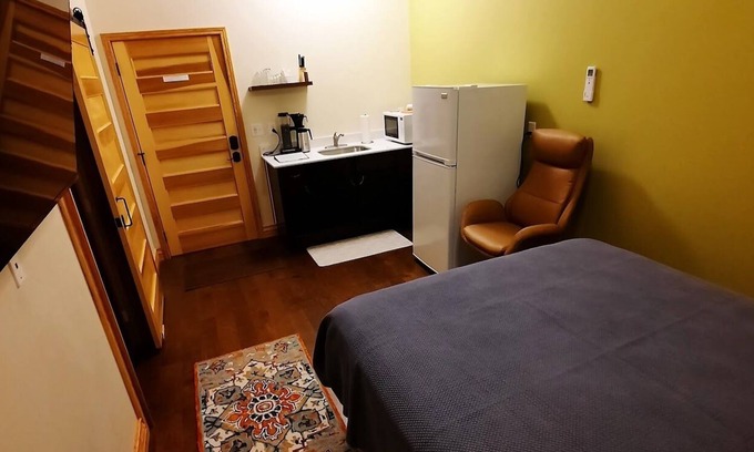 Elkader Bed & Breakfast | Studio Suite in Historic Downtown Property in the arts & cultural district