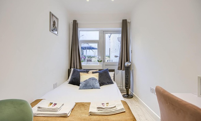 Highbury West Apartment | Studio-Superior-Ensuite-Garden View-3