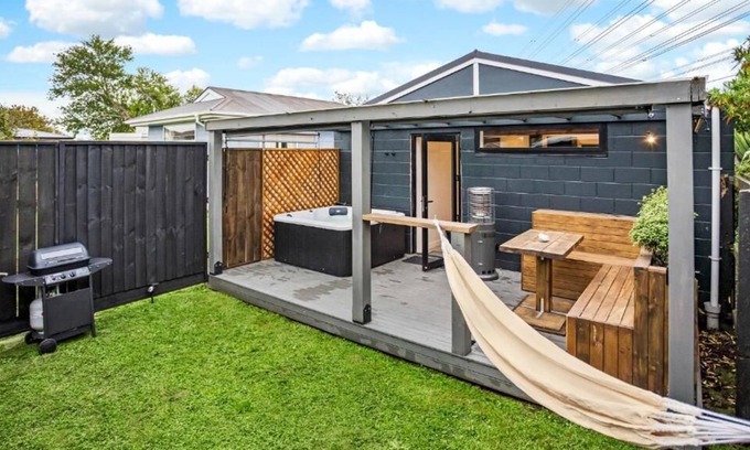 Christchurch House | Studio Unit with Spa Bath