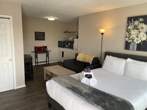 University Heights Apartment | Studio Wbalcony-nob Hill, Unmh, Pres Hosp