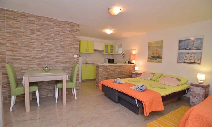 Petrcane Apartment | Studio with air conditioning and 25 meters from the beach