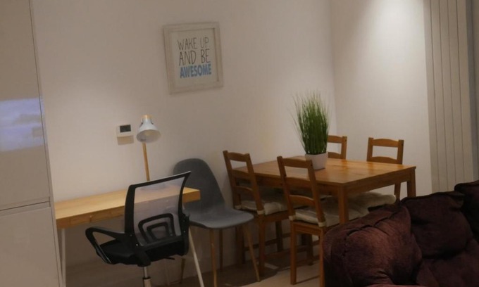 Docklands Apartment | Stunning 1-Bed Apartment in London