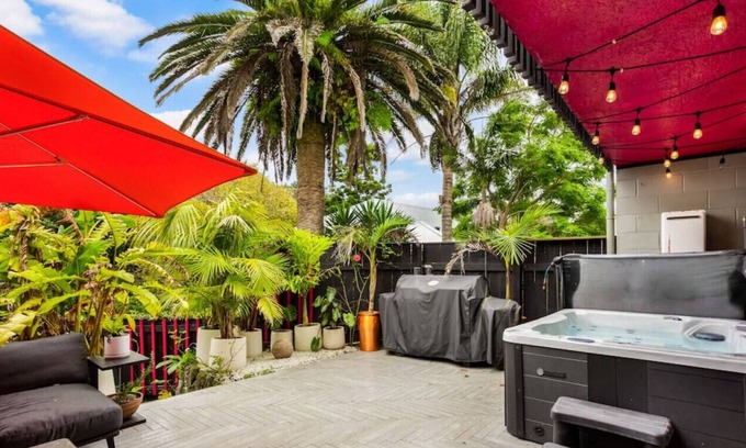 Mount Eden House | Stunning 1BR Central Apt in Mt Eden | Spa | WiFi