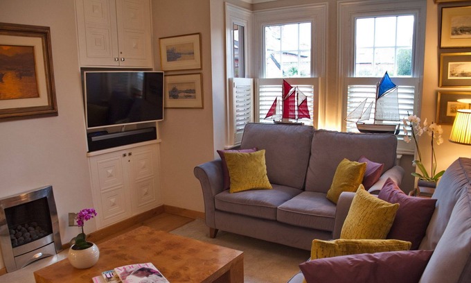 Henley House | Stunning 2 bed house, central location with garden