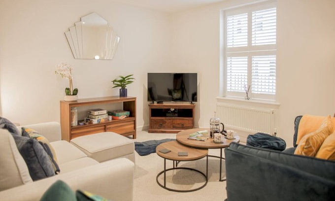 Cheltenham House | Stunning 2 Bed with Private Patio and Free Parking