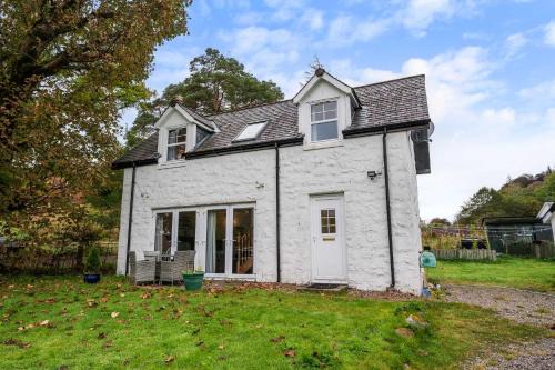 Oban House | Stunning 2 Bed Riverside Cottage near Oban
