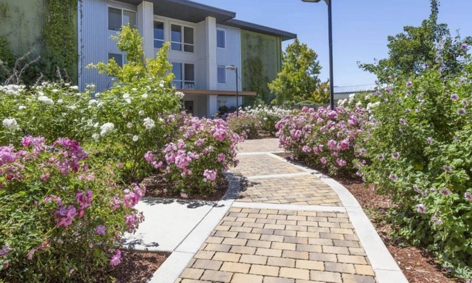 East San Mateo Condo | Stunning 2BR Condo w Gym & Pool in San Mateo