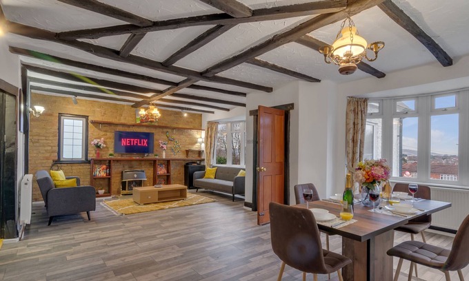 Strood House | Stunning 3 BedRoom Bungalow for Long &Short Stays