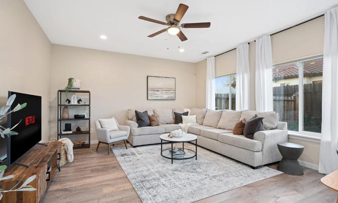 Sacramento House | Stunning 3 bedroom home