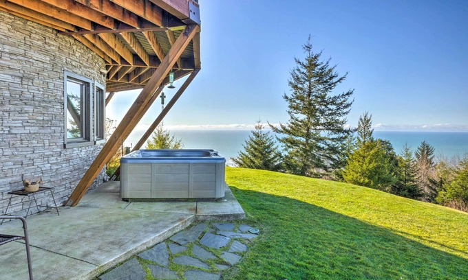 Smith River Apartment | Stunning 360 Ocean Views, Near Redwoods NP!