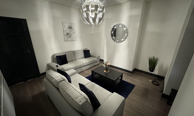 Harehills House | Stunning 4-Bed House in Leeds close to center