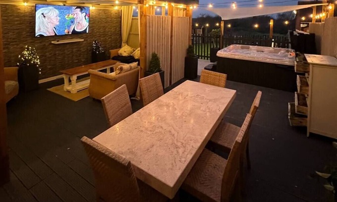 Pershore Cottage | Stunning 5 Bed Victorian home (optional hot tub)