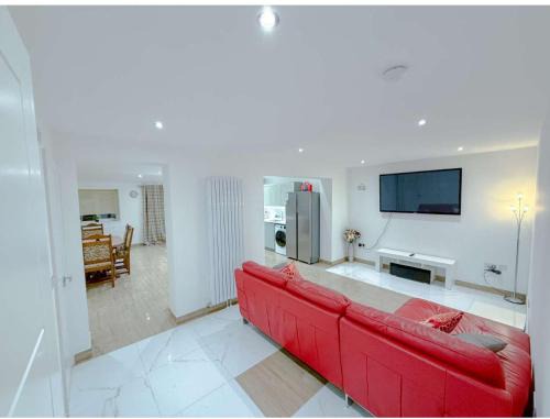 Fairlop Apartment | Stunning 5 Bedroom House with Spacious Rooms and Amenities