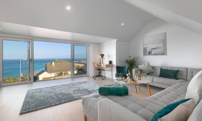 St Ives House | Stunning 5 bedroom holiday home, with amazing sea views, garden and parking