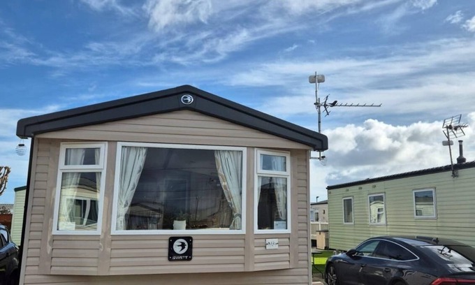 Rhuddlan House | Stunning 6 berth caravan at Sun Valley Caravan Park, Rhyl ref 81039N