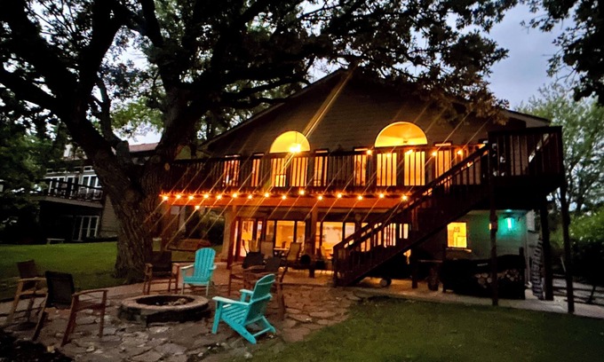 Alma House | Stunning 6Bedroom Lakefront Lodge on Beautiful Lake Wabaunsee-WiFi,Blackstone,AC