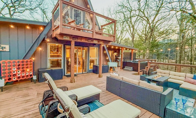 Pottsboro Cabin | Stunning A-Frame: Walk to Lake, LIVE TV, hot tub