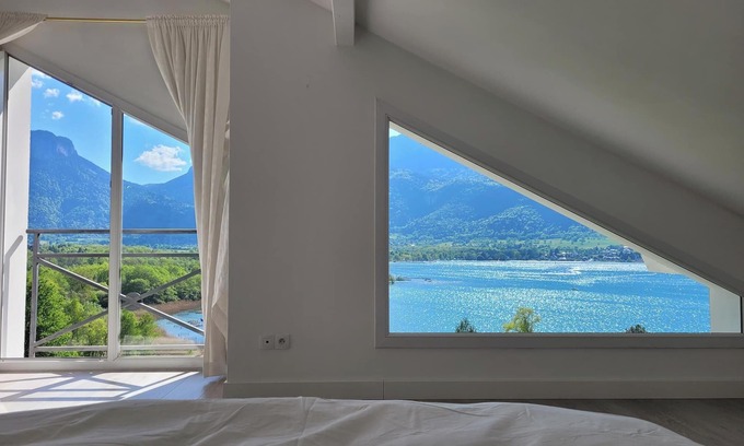 Verthier House | Stunning Annecy Lake & mountain views 3min walk to secluded beach and cyclepiste
