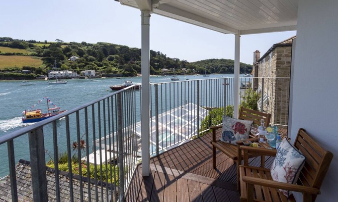 Salcombe Apartment | Stunning apartment Salcombe, views & swimming pool.