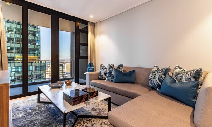 Flora Park Apartment | Stunning Apartment with City Views