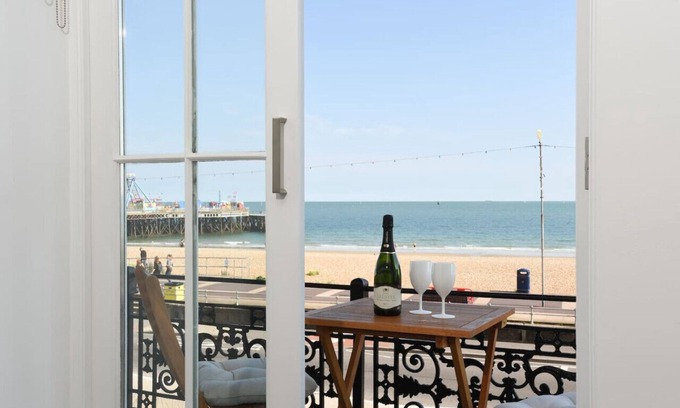 Southsea Condo | Stunning beach front luxury apt w/balcony Sleeps 6