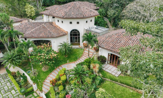 Tarcoles House | Stunning Beauty & Luxury, surrounded by Nature. Pool, Jacuzzi & Trails!