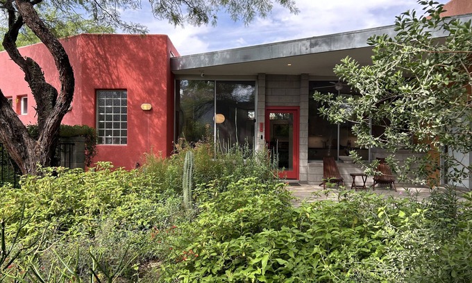 Miramonte House | Stunning Central Contemporary Close to Golf, U of A, Art-House Cinema, Gardens!