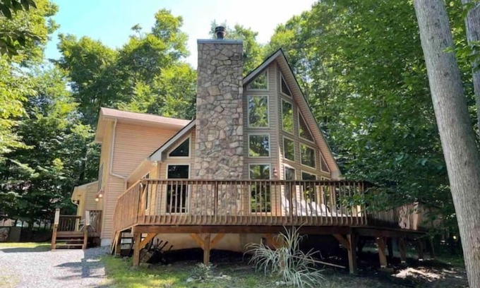 Gouldsboro Ski Chalet | Stunning chalet in Big Bass Lake - Pocono Mountains