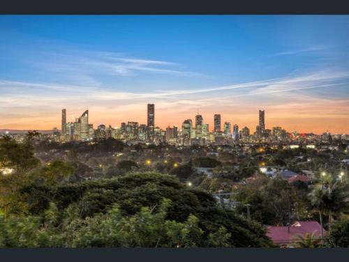 Holland Park West House | Stunning City View 5BR with Balcony near Malls Uni and CBD