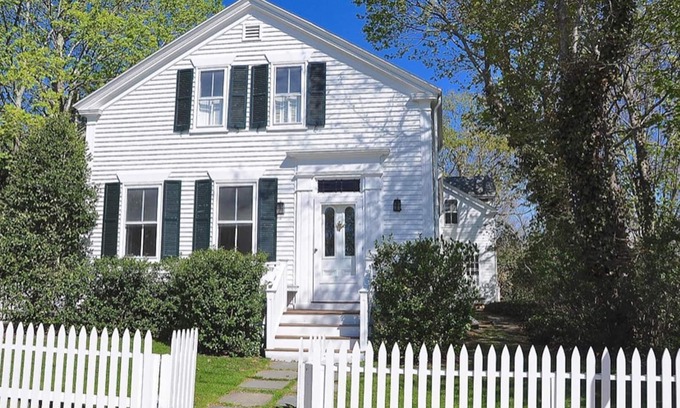 Vineyard Haven House | Stunning, Classic Renovated Greek Revival - few mins Walk to Main St & VH Ferry