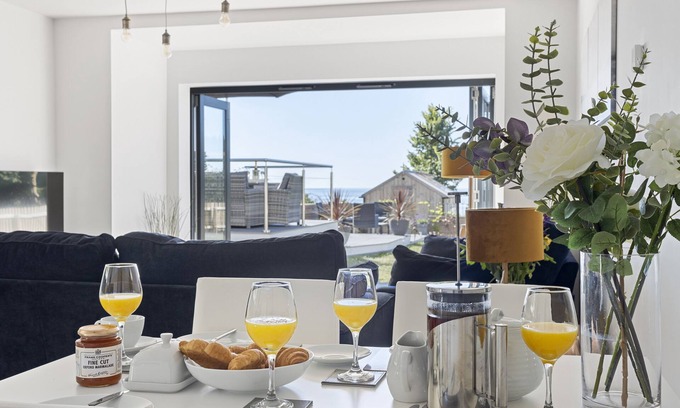 Torquay Apartment | Stunning Coastal Apartment in south Devon with Sea Views & Garden
