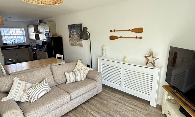 Muston Cottage | Stunning Coastal Cottage - Sleeping 5 in 2 Bedrooms - Pool and Beach Access Included.