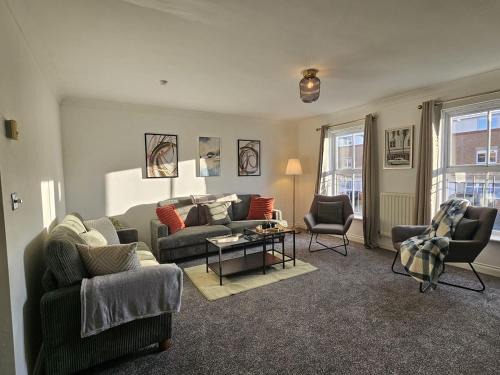 Wakefield House | Stunning Contractor home, Company workers WLC, Netflix
