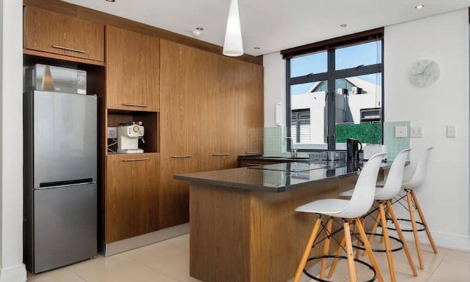 Big Bay Apartment | Stunning Eden On The Bay Penthouse| Ocean Views