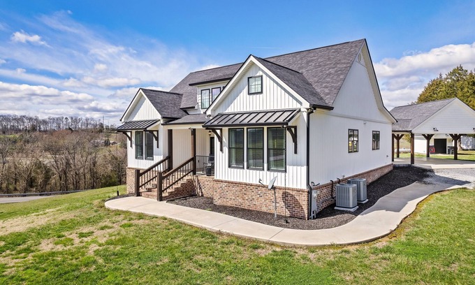 Sevierville House | Stunning farmhouse with Mountain View’s!