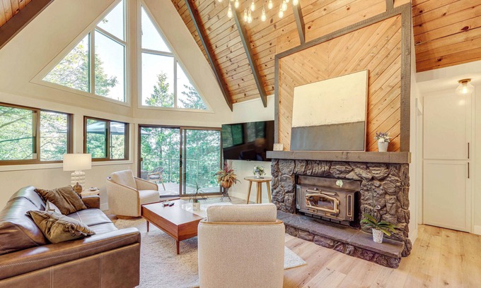 Blue Jay Cabin | Stunning Forest Views: Luxury Lake Arrowhead Cabin