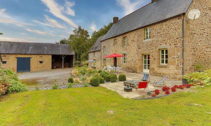 Saint-Ouen-La-Rouerie Villa | Stunning private villa for 6 people with WIFI, TV, terrace and panoramic view