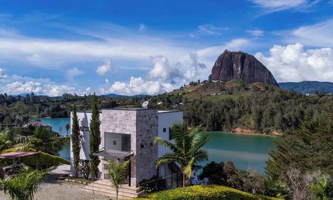 El Penol House | Stunning Guatapé home. Breathtaking views, privacy, modern amenities & parking!
