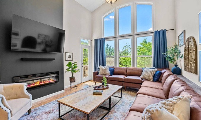 Swannanoa House | Stunning Home 2 Hot Tubs/Firepit/mins to AVL & BM
