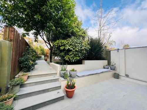 Penge Apartment | Stunning Home, Garden, Parking & Close Train Stations