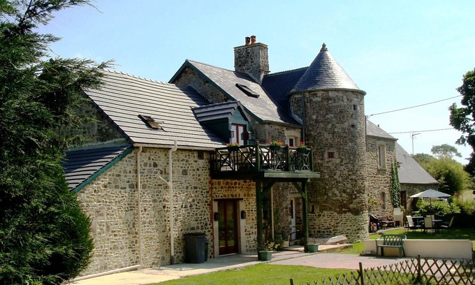 Nehou House | Stunning La Grange Cottage, Child-Friendly, Heated Pool Great Facilities