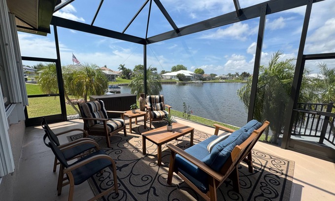 Lake Suzy Villa | Stunning Lakefront Villa - 4 bedrooms, huge screened lanai near Punta Gorda, FL