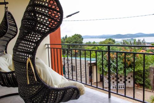 Kampala Apartment | Stunning lakeview Apt 8mins from Speke Resort