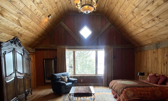 King House | Stunning Loft in the Heart of King Township