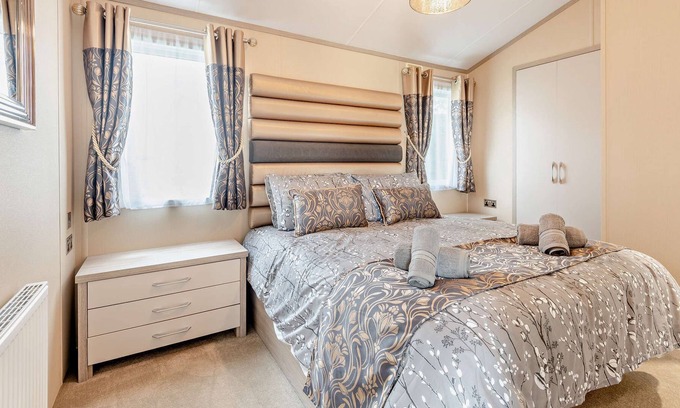 New Forest District Cabin | Stunning Luxury 2-Bed Lodge Near to New Forest and Milford on Sea Sleeps 6