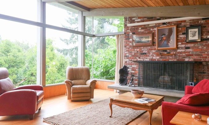 Amazon House | Stunning Mid-Century Modern 1.1 miles to Hayward Field! Radiant Floor Heat!
