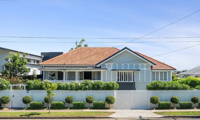 Greenslopes Apartment | Stunning Modern 1920’s house 4 mins from Brisbane CBD with enchanting City views